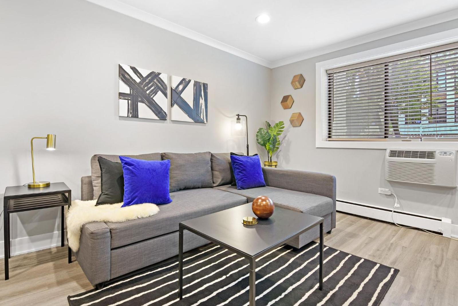Cozy Modern Studio in Lakeview near Lincoln Park Main image 1